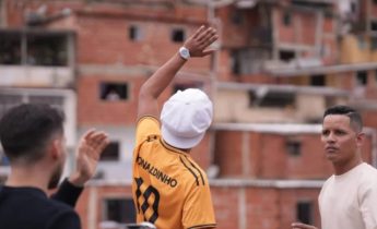 Imagen de la noticia: Ronaldinho causa furor en Petare: así fue la llegada del astro brasileño a Caracas