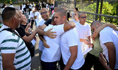Imagen de la noticia: Liberan a 54 militares detenidos por causas políticas en el país