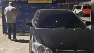 Imagen de la noticia: Agresión en el Zulia: captan en video a un hombre arrastrando a su esposa amarrada a un carro