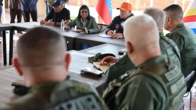 Imagen de la noticia: Delcy Rodríguez se reúne con el Estado Mayor Especial: establecen directrices de atención inmediata en La Guaira tras doble terremoto