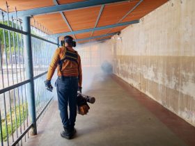 Imagen de la noticia: Gobierno Municipal continua con Plan de Fumigación en instituciones educativas a través de Protección Civil