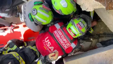 Imagen de la noticia: La Guaira: Rescatan a un niño tras dos días bajo los escombros