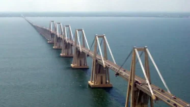 Imagen de la noticia: Especialistas evalúan la Pila 23 y las guayas del Puente General Rafael Urdaneta sobre el Lago de Maracaibo