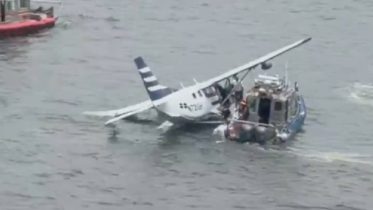 Imagen de la noticia: Milagro en Nueva York: hidroavión con 10 personas impacta en aguas del East River