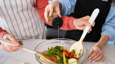 Imagen de la noticia: No solo es vinagre y aceite: Chefs españoles comparten cómo potenciar la vinagreta para las ensaladas