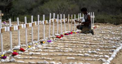 Imagen de la noticia: Más de 150 cuerpos sin identificar fueron enterrados en el cementerio La Esperanza de Catia La Mar tras los terremotos