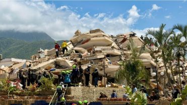 Imagen de la noticia: Gobierno y PNUD en plena fase de demolición y remoción controlada de estrucutras en la Guaira