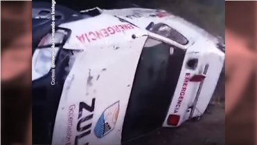 Imagen de la noticia: Impresionante vuelco de ambulancia en la vía Machiques-Maracaibo