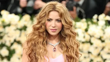 Imagen de la noticia: Así luce Shakira en un sensual bikini rojo a sus 49 años