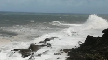 Imagen de la noticia: Alerta en las costas: Inameh advierte sobre fuerte oleaje este fin de semana