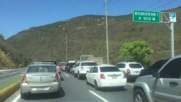Imagen de la noticia: Reportan volcamiento de grúa en la carretera Caracas-La Guaira
