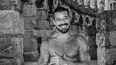 Imagen de la noticia: Ricky Martin le pone freno a su guardaespaldas en pleno encuentro con la prensa