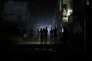 Imagen de la noticia: Cuba conecta su red eléctrica tras el tercer apagón general en una semana