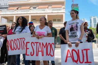 Imagen de la noticia: Familias denuncian abusos contra migrantes trasladados de Alligator Alcatraz a Miami