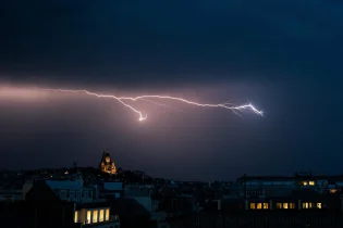 Imagen de la noticia: Fuertes tormentas en Francia dejan dos muertos y 53.000 hogares sin luz
