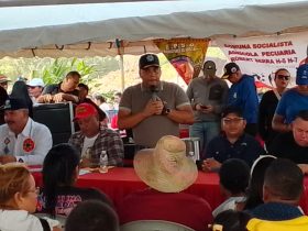 Imagen de la noticia: Alcalde de Cabimas Frank Carreño acompaña a autoridades nacionales y regionales en la entrega de financiamientos al Poder Popular para proyectos socioproductivos