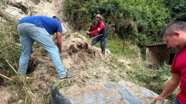 Imagen de la noticia: Deslizamiento de tierra sepulta varios vehículos en la Colonia Tovar: autoridades revelan balance del incidente