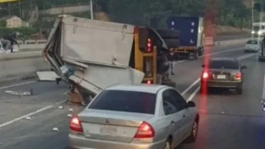 Imagen de la noticia: Saquean camión volcado en la bajada de Tazón