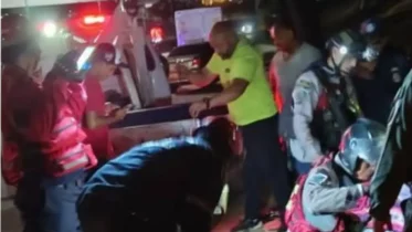 Imagen de la noticia: Vehículo cayó al vacío en tramo de la Autopista Regional del Centro: bomberos rescatan a dos víctimas