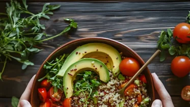 Imagen de la noticia: Frescura y nutrición en un solo plato: ensalada cremosa de quinoa, aguacate y vegetales