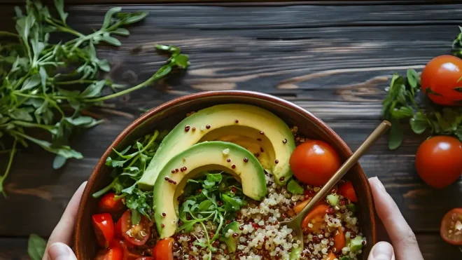 Imagen de la noticia: Frescura y nutrición en un solo plato: ensalada cremosa de quinoa, aguacate y vegetales