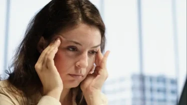 Imagen de la noticia: Efectos del estrés en el rostro: claves de maquillaje para disimular el cansancio diario