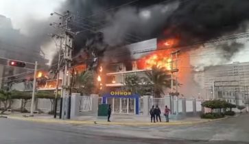 Imagen de la noticia: Voraz incendio consume locales comerciales en Porlamar