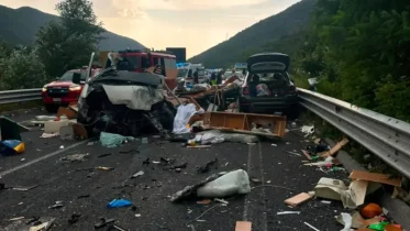 Imagen de la noticia: Brutal choque de autobús en Italia deja seis muertos: usan helicópteros para rescatar a los heridos