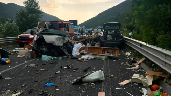 Imagen de la noticia: Brutal choque de autobús en Italia deja seis muertos: usan helicópteros para rescatar a los heridos