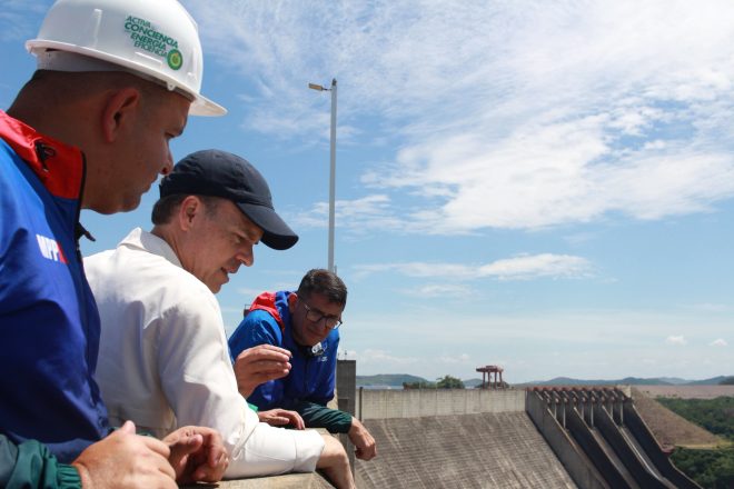 Imagen de la noticia: John Barrett visitó la represa del Guri para definir una ruta de modernización del sistema eléctrico