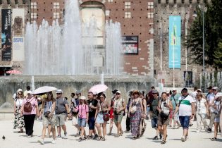 Imagen de la noticia: Alerta roja en 25 ciudades de Italia por asfixiante ola de calor