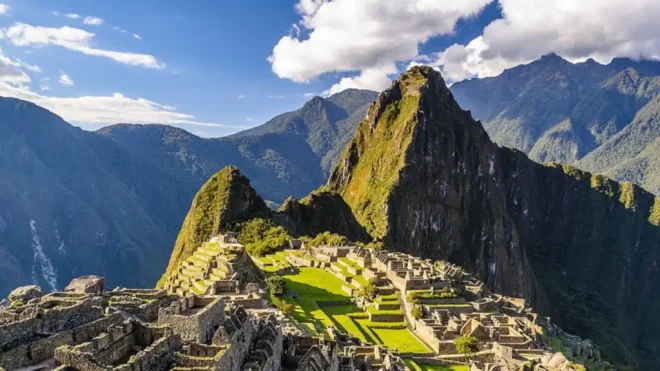 Imagen de la noticia: Emergencia en Machu Picchu: cancelan salidas de trenes tras registrarse un incendio forestal