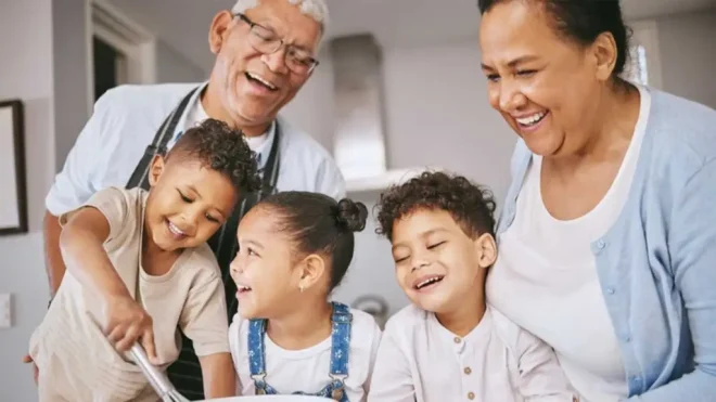 Imagen de la noticia: Abuelos acogen niños por Colocación Familiar: conozca los requisitos